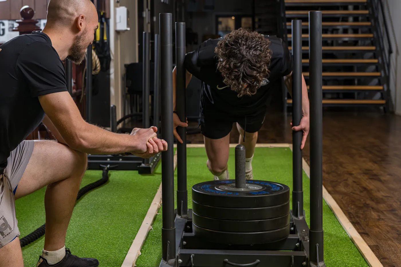 Een sled push op de sprintbaan van F-S Fitness